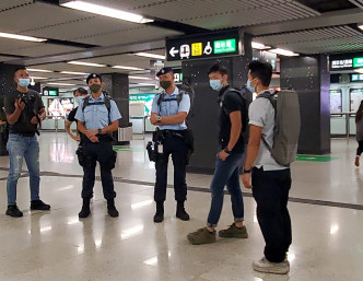 警反恐特勤队在站内巡逻。