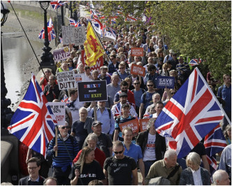 支持脫歐的選民四處遊走揮舞英國、英格蘭及威爾斯等地的旗幟。AP
