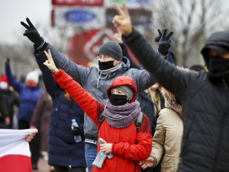 示威民眾指責盧卡申科操縱總統大選，要求他辭職。AP圖片