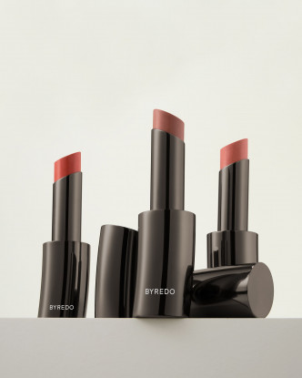 Byredo淡彩潤唇膏/各$350，加入三款自然紅色調，蘊含100%天然純素配方，質感潤澤，可締造飽滿的剔透妝感。