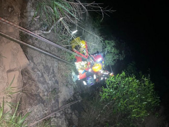 高空拯救專隊人員在馬鞍山彌天棧道對落40米的懸崖底救起女傷者。消防處提供