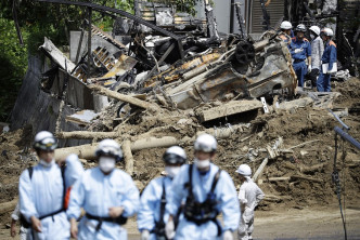 日本当局为雨灾进行善后工作。AP