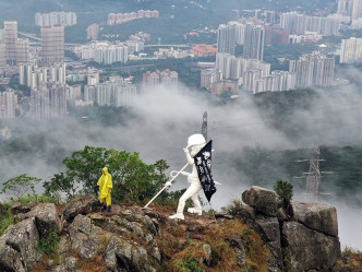 「香港民主女神像」被發現登上獅子山頂。 網圖