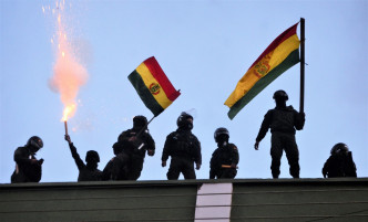 玻利维亚有警员叛变。AP