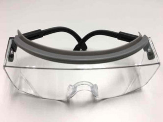 這個款式的護目鏡（spectacles），適合佩戴眼鏡的同事使用。