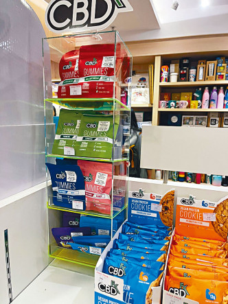 一家位于中环的连锁书局设专柜售卖CBD软糖及曲奇等食品。