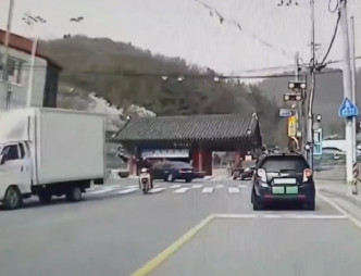 南韩有年老司机疑因不熟路况，撞毁有400多年历史古迹。影片截图