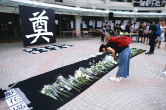 市民及师生出席追思会。