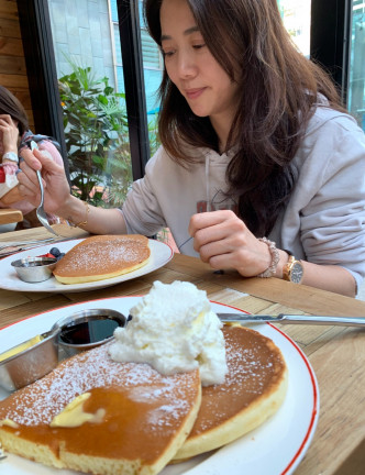 張智霖上載陪袁詠儀食Pancake的照片。網上圖片