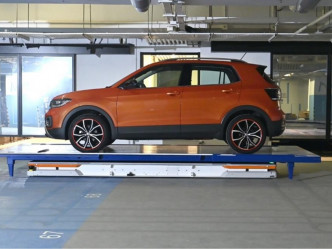 「智动泊」的自动导向车（AGV）将车辆连卡板一并运送到空置泊位。科学园提供