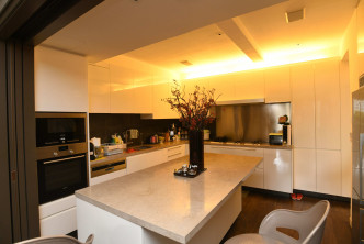 厨房设有名牌的家电及厨具，并置有中岛餐桌。