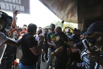 事件觸發大規模抗議示威，警民發生衝突。AP圖片
