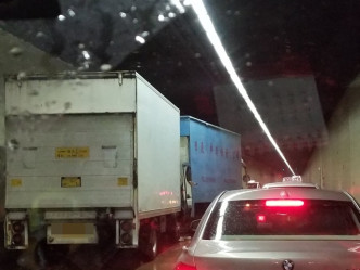 兩部貨車在隧道管道內相撞。 香港交通突發報料區FB圖