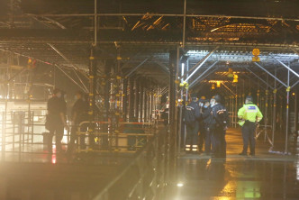 救援人員撈起一具男屍帶往赤柱卜公碼頭。