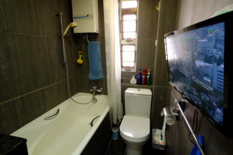 主臥浴室除設有浴缸，也裝有電視機。