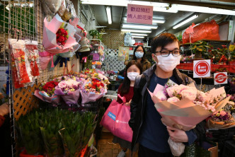 有市民到花墟選購情人節花束。