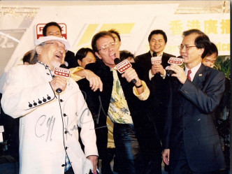 Uncle Ray與偶像Cliff RICHARD（圖中）同台獻唱，照片攝於香港電台75週年紀念活動。港台相片