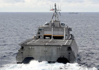 吉福茲號，遇上越南漁政巡邏船（圖上右）監視海洋地質4號（圖上左）。 美國海軍圖片