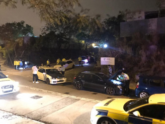 警方在西九龙打击非法赛车，拘捕13名司机及扣查59辆涉非法改装车。 警方图片
