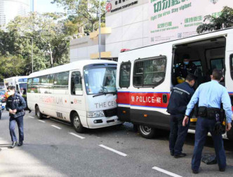 警車溜後撞向3車。楊偉亨攝