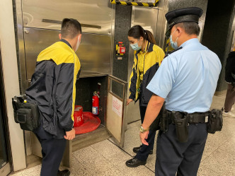 鐵路警區及港鐵職員亦在港鐵站內進行聯合搜查危險品行動。香港警察fb圖片