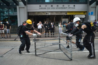 示威者架設路障