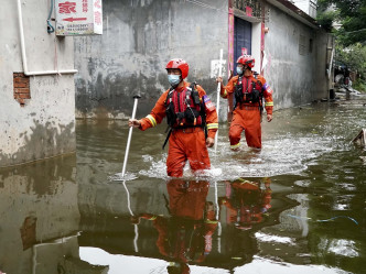 救援人员连日在河南多个受灾县市进行搜救。新华社图片