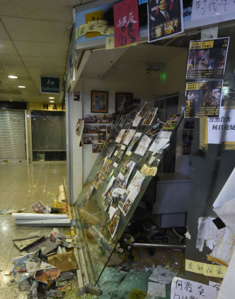 何君堯荃灣辦事處2019年7月遭破壞櫥窗盡毀。資料圖片