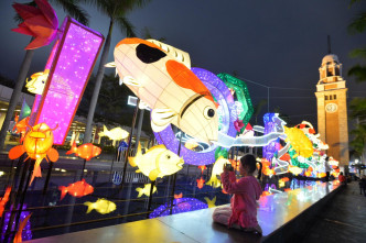 今年文化中心露天廣場主題為「魚躍香江樂滿城」。