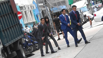 （右起）浩然、李璨琛、Aka和羅鈞滿揸住槍在街頭疾走拍攝駁火戲。