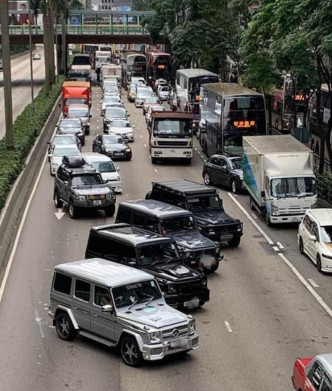 4辆私家车梯字形档在路中心阻塞马路。图:网民Eric Lim‎香港突发事故报料区