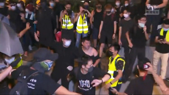 客貨車司機與示威者發生打鬥。香港電台截圖