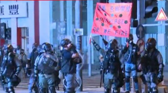 警方在旺角汇丰外举起橙旗。无线新闻截图