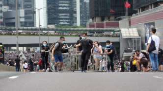 示威者衝出龍和道、夏慤道，並架起鐵馬陣佔領馬路。