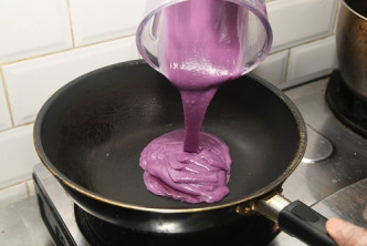 1. 紫番薯切粒，加一杯雞湯煮至收水，加入忌廉煮熱用攪拌機打成糊狀備用。