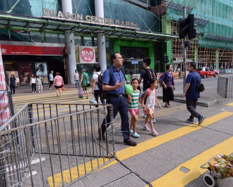 西九龙中心对开马路仍遗有示威者以拆下的铁栏绑成的路障。黄贤创摄