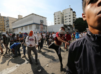 民眾昨日再度湧到首都加拉加斯街上遊行抗議，要求總統馬杜羅下台。AP