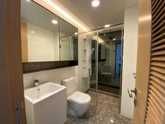 浴室保养不俗，备有横向大镜子。