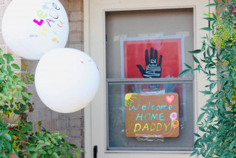 林杰偉家門前貼著英文書寫的「歡迎爸爸回家」標語。 莊祖宜FB圖片