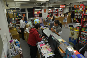 書店推出貨品低至1折優惠，回饋顧客。梁譽東攝