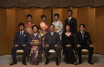 鈴木京香在07年與木村合作劇集《華麗一族》，在劇中飾演木村爸爸的情婦。