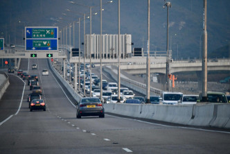 大批市民第一日驾车体验屯赤隧道。
