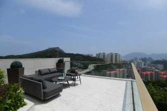 天台放置戶外沙發組合，營造高雅的品質生活氛圍。