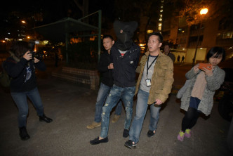 警方拘捕两名男子。黄文威摄