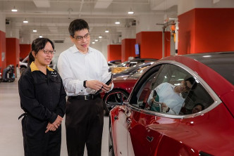 IVE（ 青衣）工程系講師唐弼
洪表示， IVE 課程除加入電動車工程的元素， 亦不時安排同學到不同汽車維修中心參觀體驗。