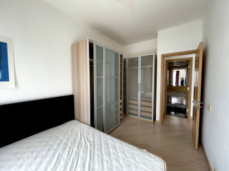 房間寬敞闊落，中置雙人床及衣櫃後，空間仍非常見使。