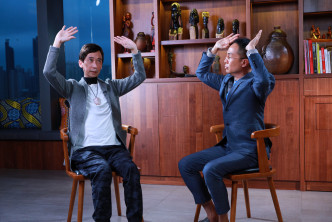 张达明为梁梓禧（右）主持的香港开电视节目《是敢的》担任首集嘉宾。