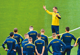 乌克兰主帅舒夫真高向球员面授机宜。