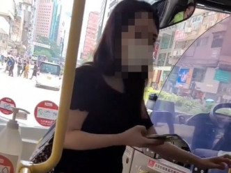 一名女乘客日前疑因赶不及下车及车长拒开门，对巴士车长破口大骂。网图