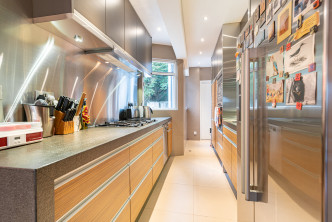 廚房為長形設計，設備齊全。
